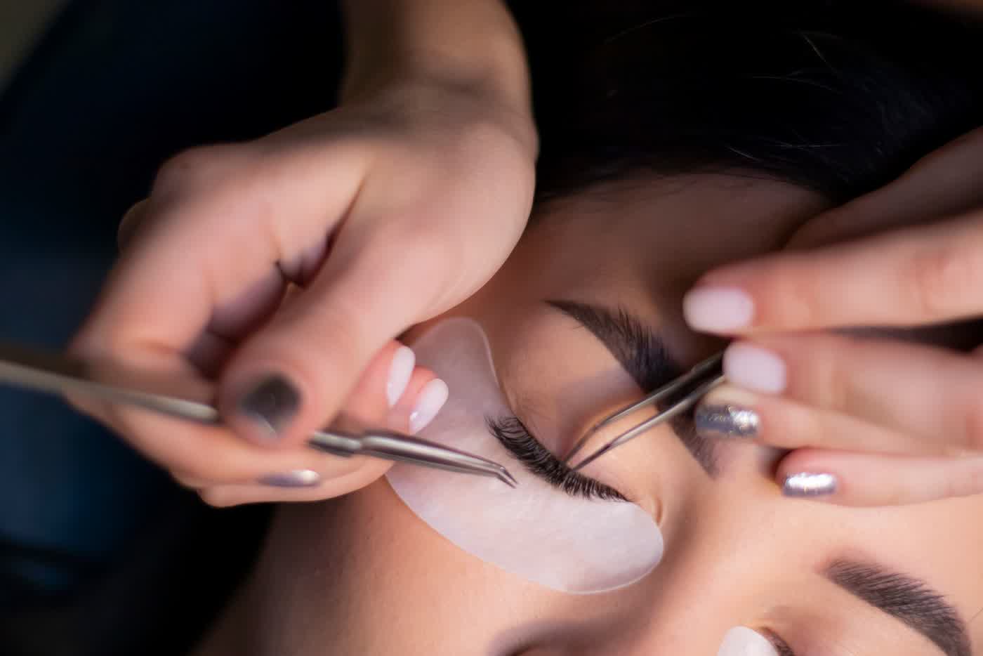 Lash work, close
